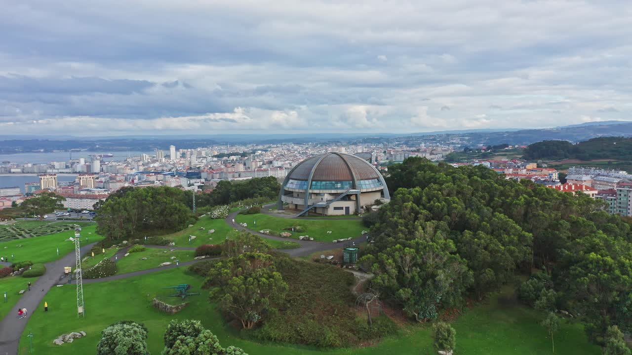해안 도시 풍경을 볼 수 있는 언덕 꼭대기에 있는 360도 전망대