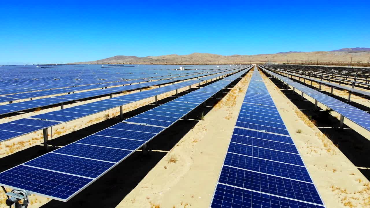 granja solar fotovoltaica, vuelo aéreo 4k de drones bajos y fríos y elevación sobre paneles en el desierto de sonora del sur de california para revelar una enorme matriz de paneles solares