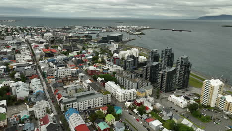 Toma-Aérea-Sobre-Casas-De-Barrio-Residencial-De-La-Capital-Islandesa-De-Reykjavik