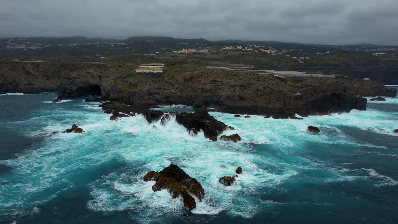 enormes olas del océano rompiendo en la línea de la costa, clima tormentoso