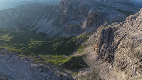 Die-Dolomiten-Bieten-Ein-Atemberaubendes-Nebeneinander-Schroffer-Klippen-Und-Ruhiger-Täler,-Die-In-Sanftes-Licht-Getaucht-Sind