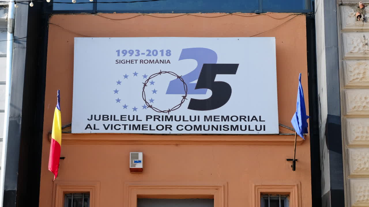 Sisäänkäynti Sighetu Marmatieissa (Romania) sijaitsevaan kommunismin ja vastarinnan uhrien muistomerkkiin