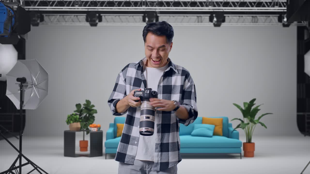 Fotografo che festeggia un servizio fotografico di successo in studio
