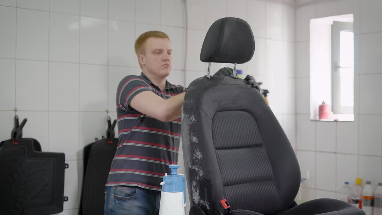 브러시 자동차 좌석으로 는 남자