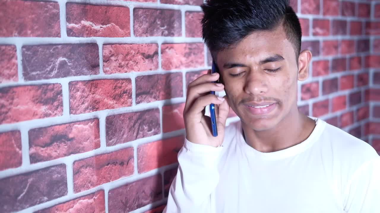 전화 통화 하는 젊은 남자