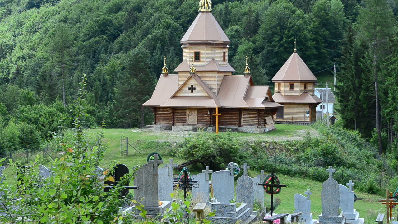 Ukrayna'da Ortodoks ahşap kilise. Dağlık alanda Ortodoks kilisesi, Ukrayna.