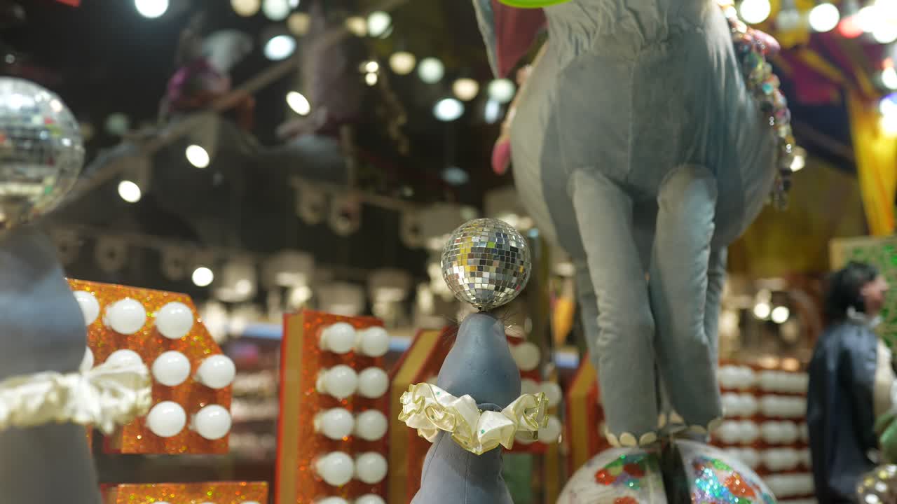 디스코 공 을 가진 서커스 테마 의 상점 전시