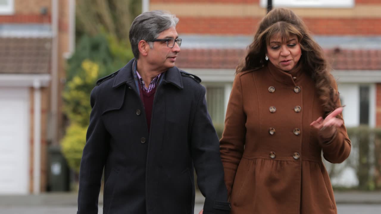 una pareja madura caminando juntos.
