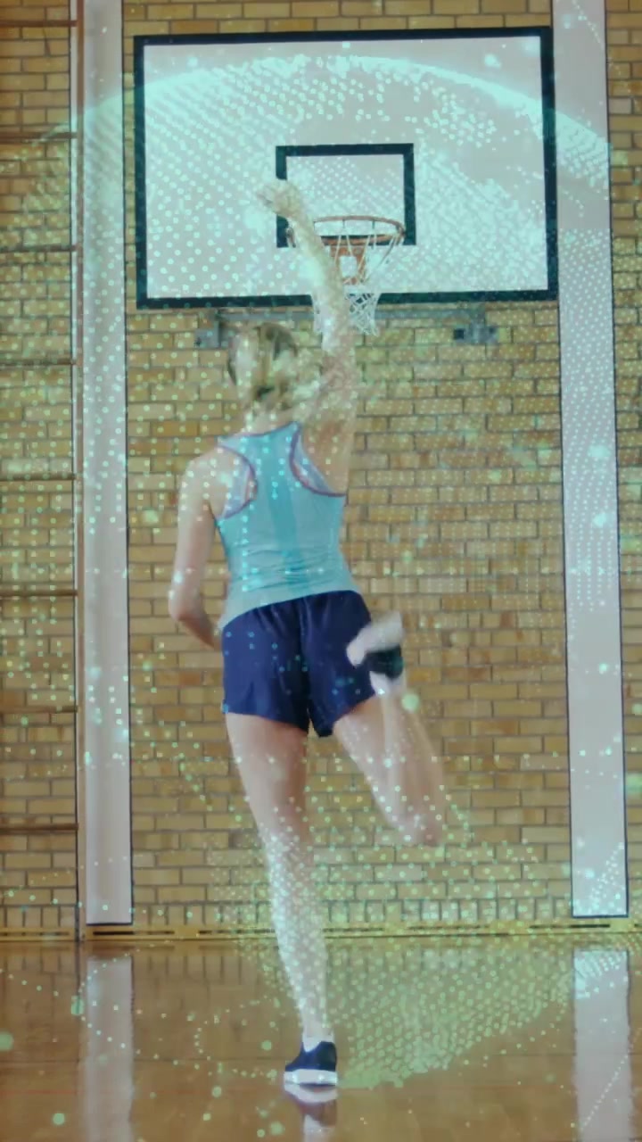 Video verticale: Adolescente che si allena per lo sport, palleggiando e poi facendo cadere la palla dal bordo del canestro, con una sovrapposizione a punti.