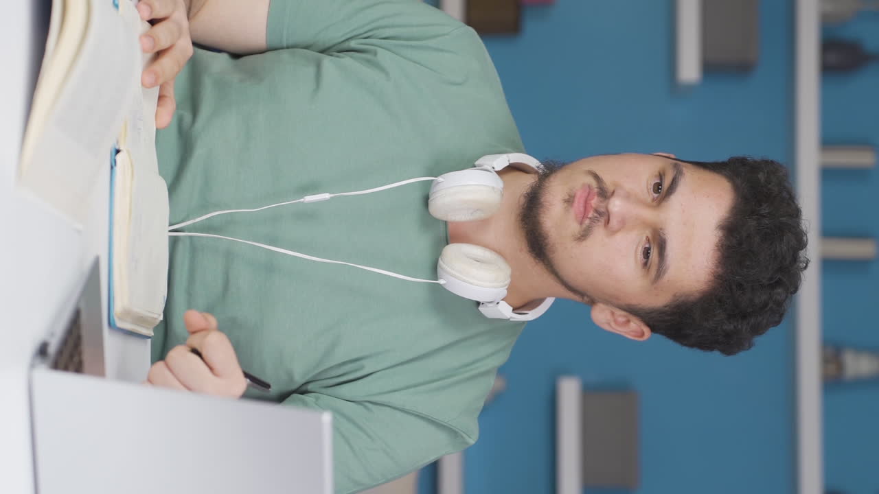 vídeo vertical de un estudiante masculino ambicioso y determinado.