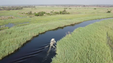 Un-Barco-Turístico-Navegando-Por-El-Río-Cuando,-Franja-Caprivi,-Namibia,-áfrica