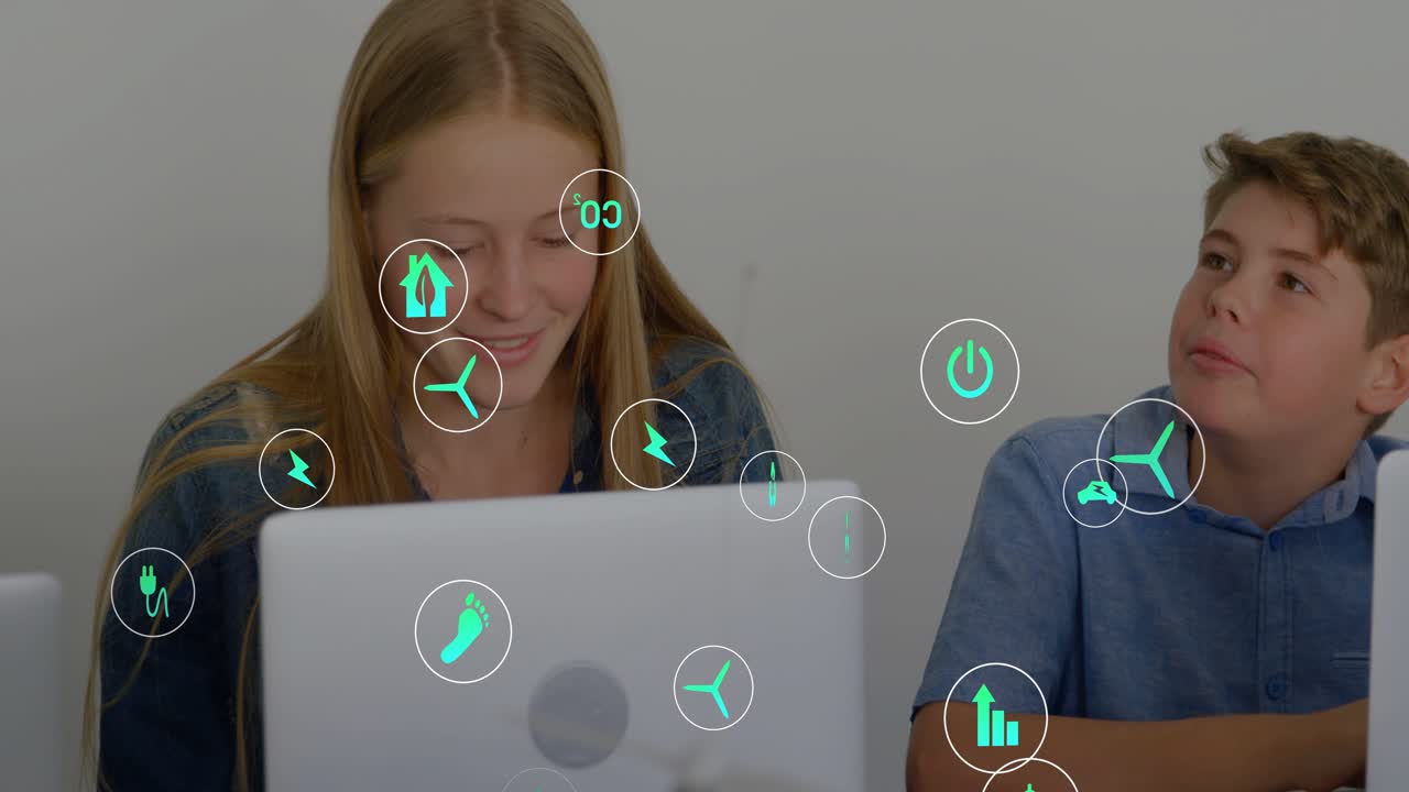 Studenti che digitano sui laptop, con icone verdi di energia, finanza e riciclo che si raggruppano sopra l'aula.