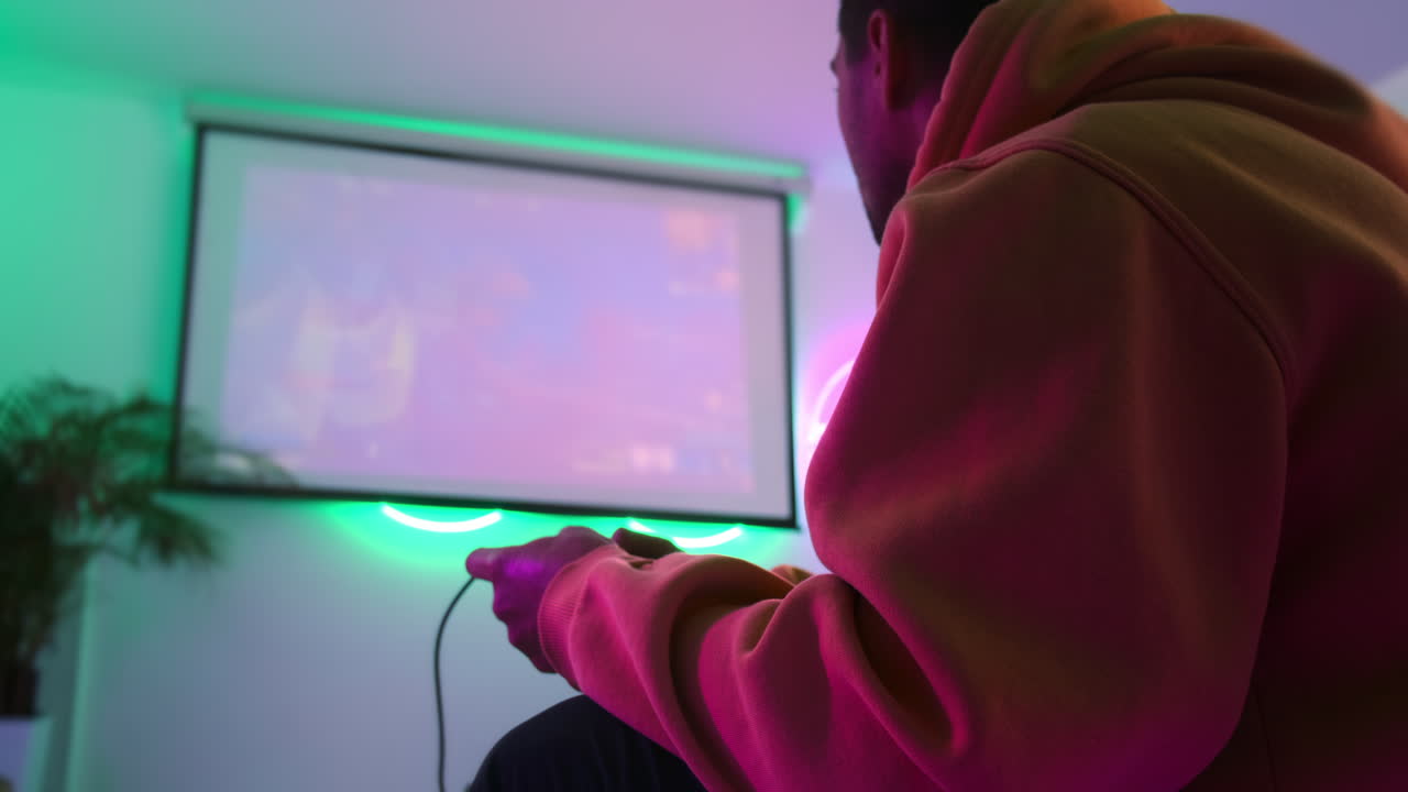 persona jugando a videojuegos en casa