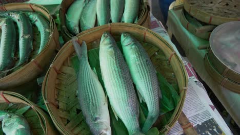 riz de poisson d'océan cuit à la vapeur sur le marché alimentaire de rue asiatique à vendre en thaïlande