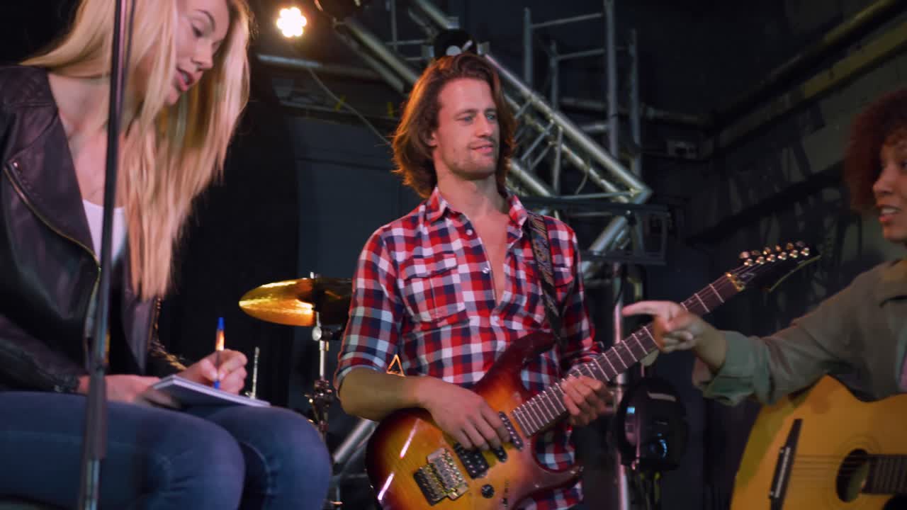 음악가 들 이 공연 하기 전 에 함께 토론 하는 것