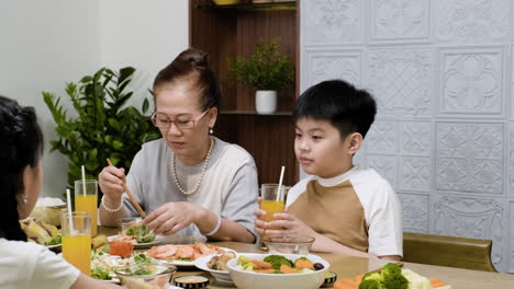 昼食をとるアジア人の家族。