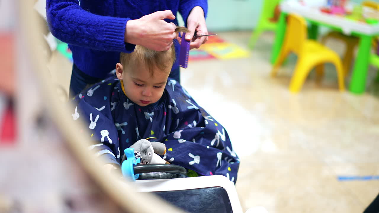 Mutter schneidet ihrem Baby die Haare