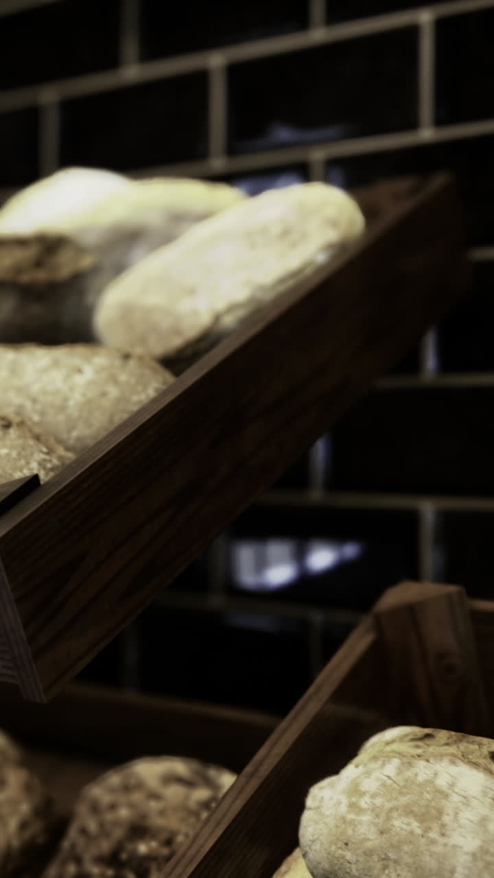 Pane appena sfornato esposto in un ambiente di panetteria caldo e accogliente.