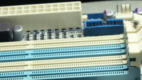 Ranura-De-RAM-En-La-Vista-De-Primer-Plano-De-La-Placa-Base-Del-Componente-Externo-Del-Ordenador