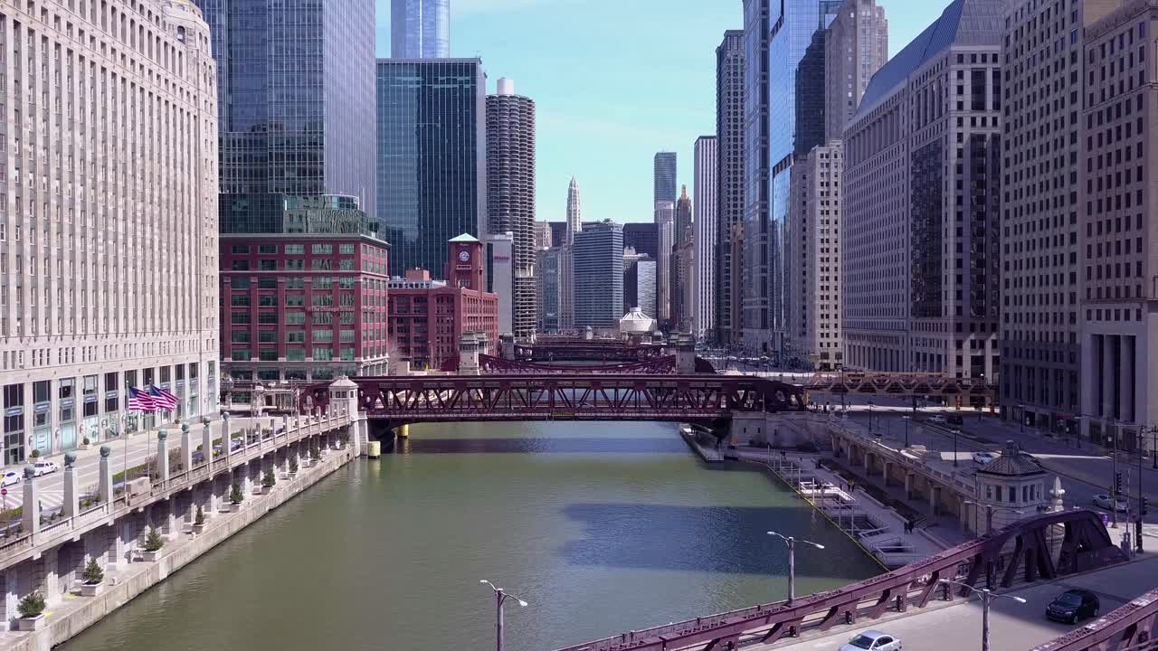 시카고 시내의 시카고 강 위의 공중