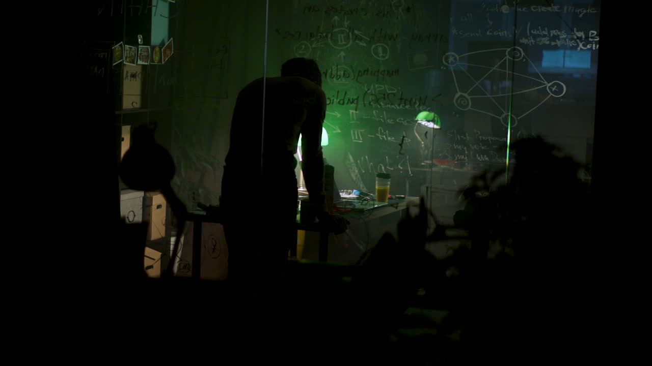 trabajo nocturno en una oficina de tecnología