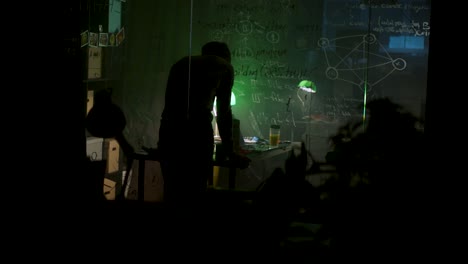 trabajo nocturno en una oficina de tecnología