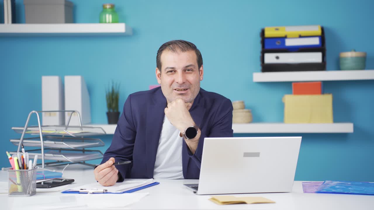 un hombre de negocios emocional mirando a la cámara.