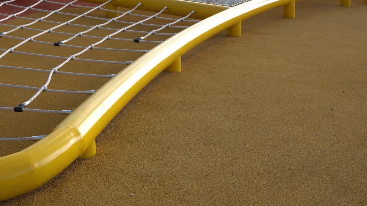 red de escalada en el parque. equipo de juego para niños. tiro de inclinación de derecha a izquierda. el sujeto está a la izquierda.
