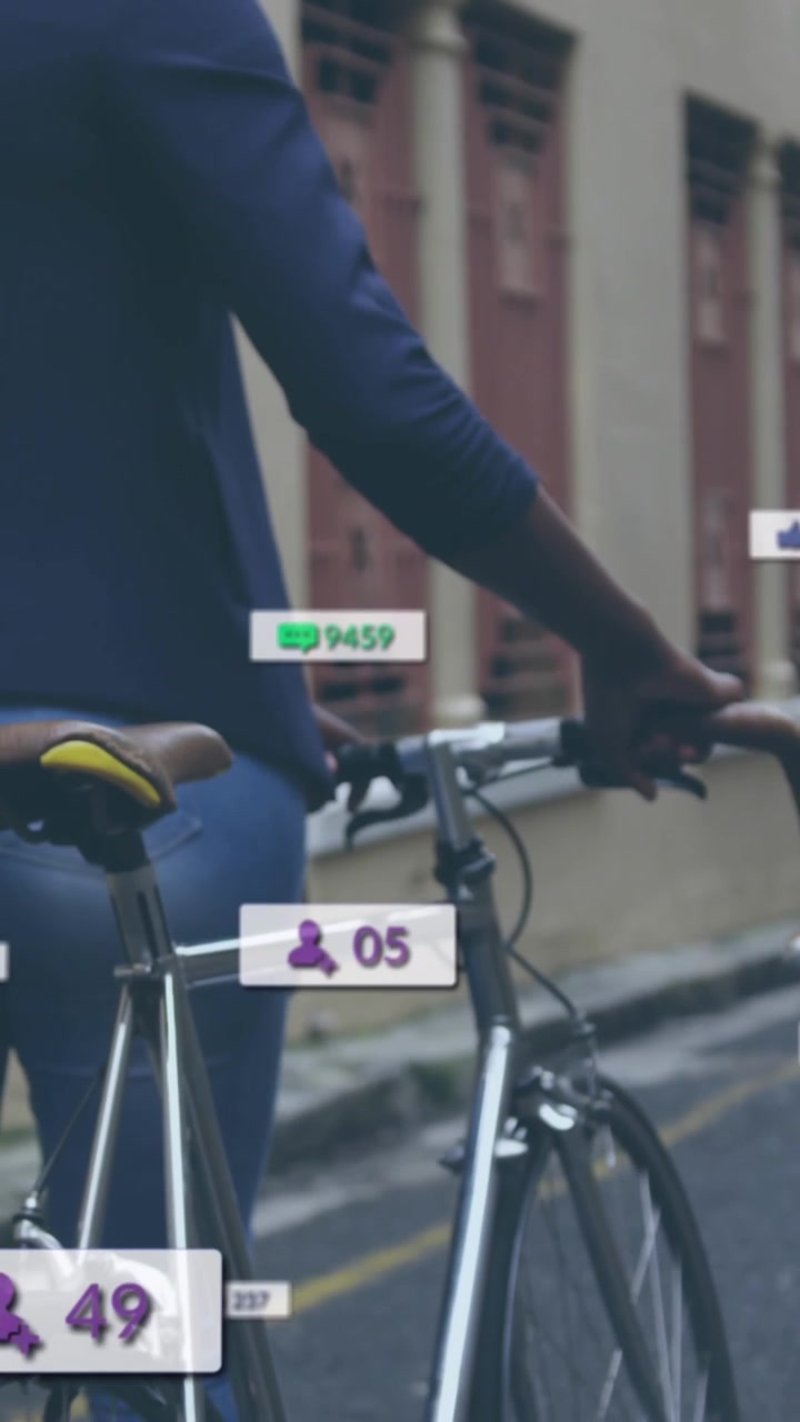 Animazione di icone di social media su una donna con bicicletta che cammina per strada.