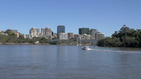 Ein-Boot-Auf-Dem-Brisbane-River-Mit-Southbank-Im-Hintergrund