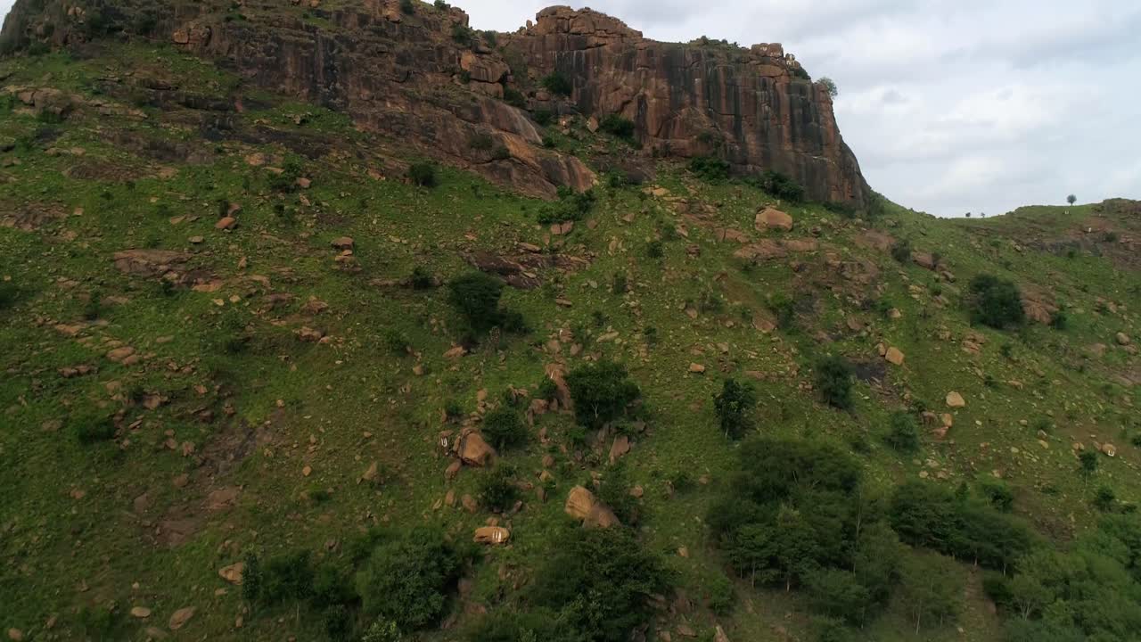 Montagne di Vellore con il loro mix unico di vegetazione e cime rocciose, riprese con drone Phantom 4 pro 4K, downsample da filmati a 60 FPS.