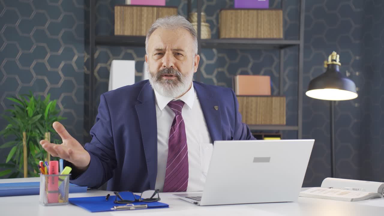 un hombre de negocios enojado mirando a la cámara.