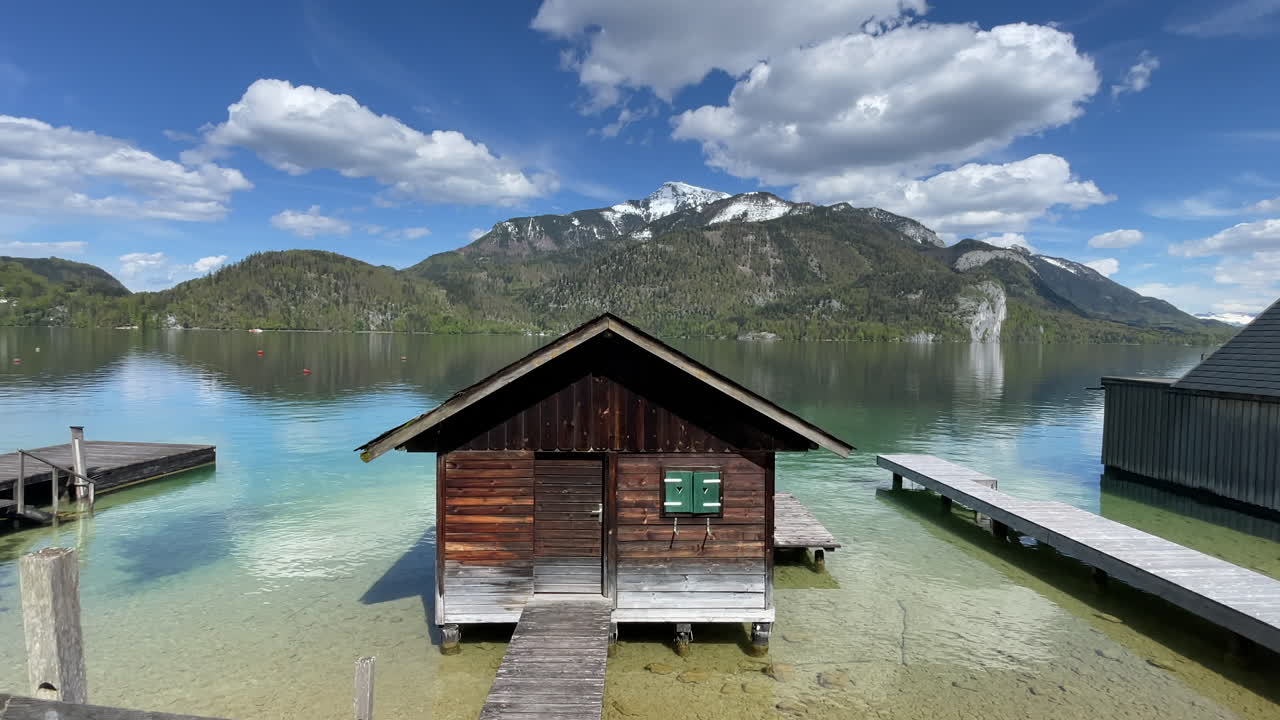 encantadora pequeña cabaña de pesca en la luz del verano junto al lago wolfgangsee en austria