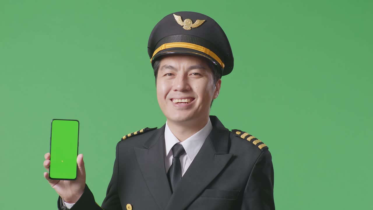 파일이 녹색 화면에서 스마트폰을 들고 있다