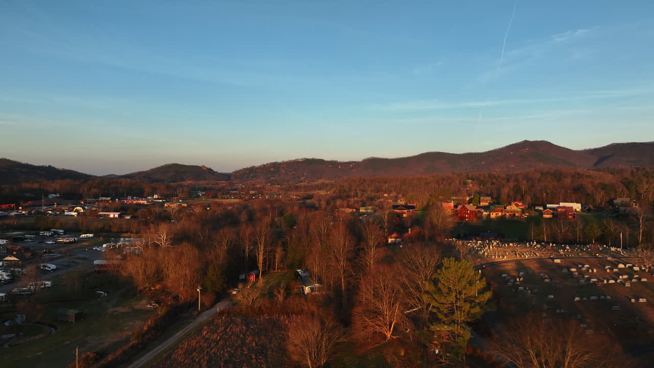 O nascer do sol dá lugar a céus azuis límpidos durante um voo de drone matinal perto das Grandes Montanhas Fumegantes da Apalácia.