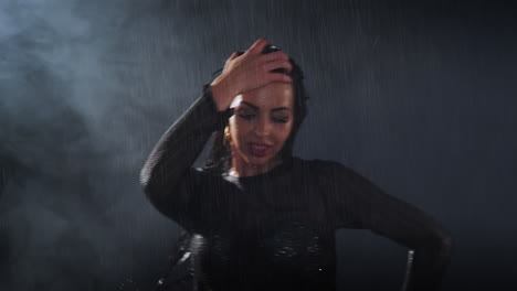 mujeres bailando bajo la lluvia
