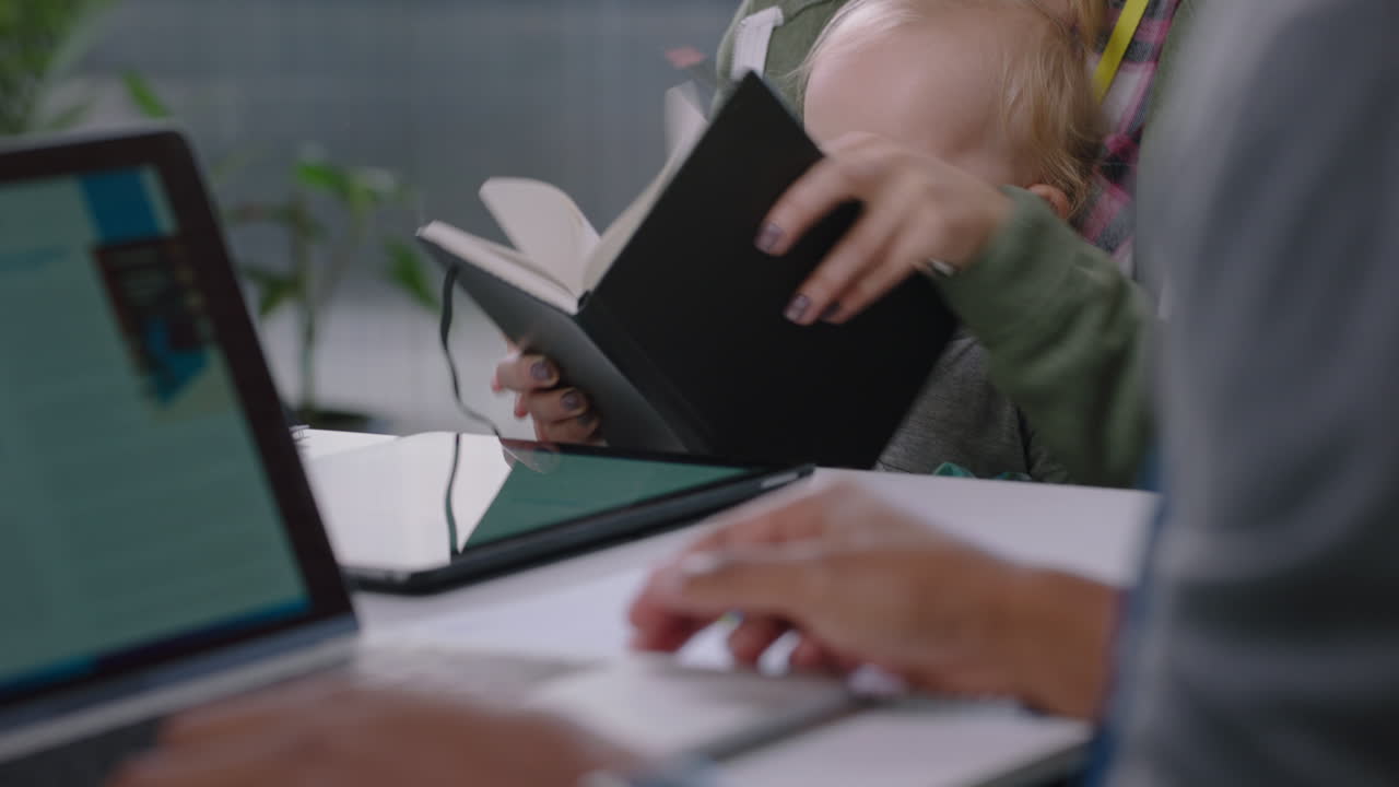 бизнесмены встречаются с руководителем кавказской команды женщина мать держит ребенка разговаривает с коллегами обсуждает корпоративный проект многозадачность в современном офисе рабочее место