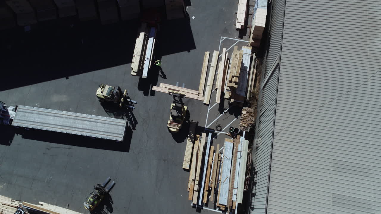 벌목장에서 이리저리 움직이는 지게차의 항공 영상