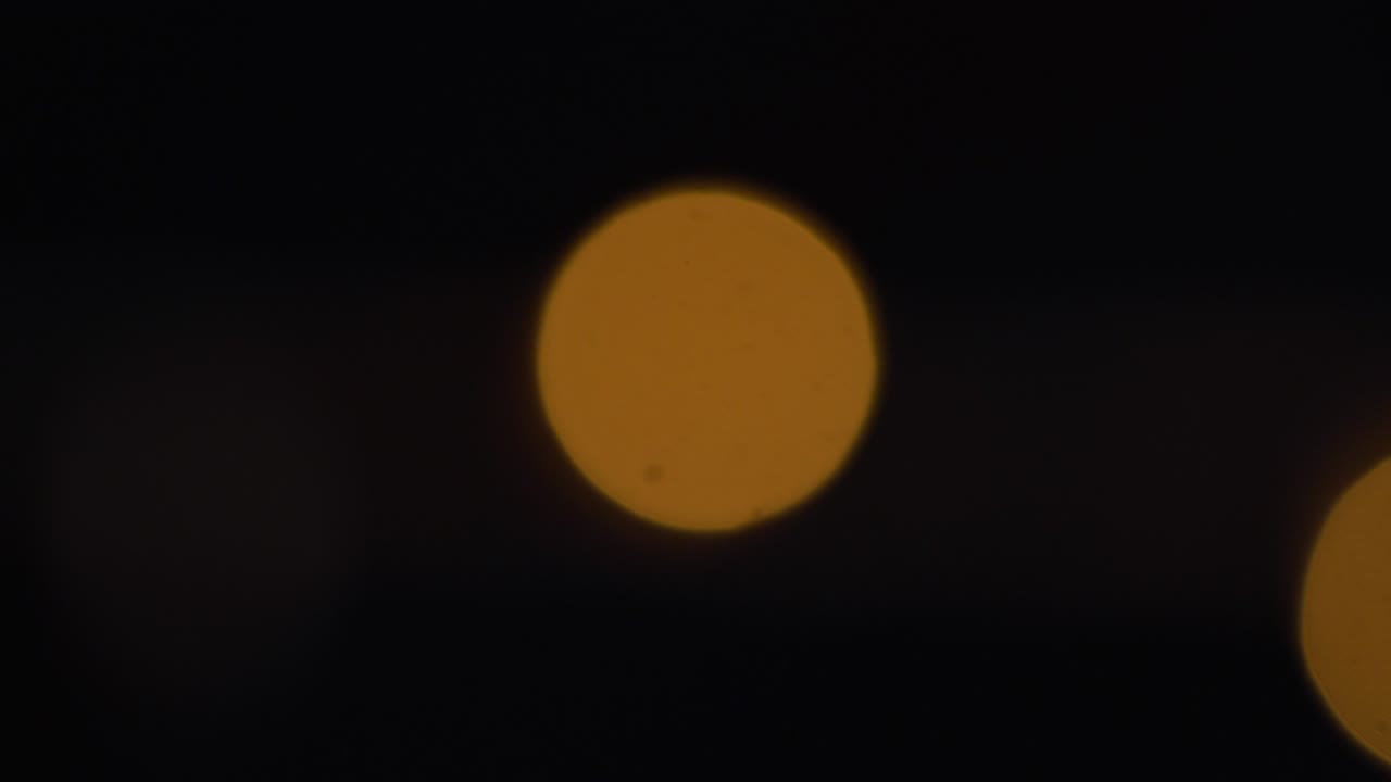 luces bokeh doradas parpadeando en el fondo