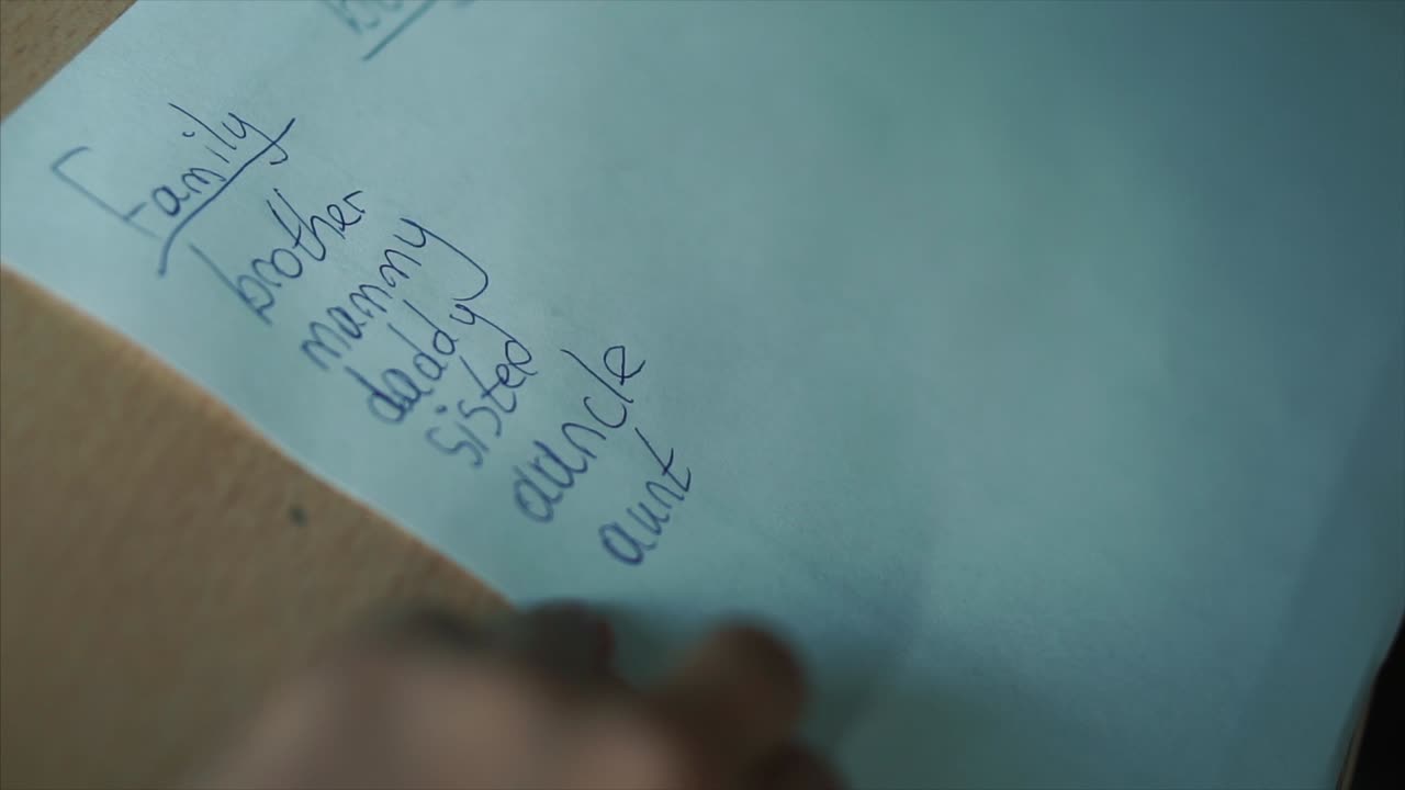 niños que escriben a los miembros de la familia