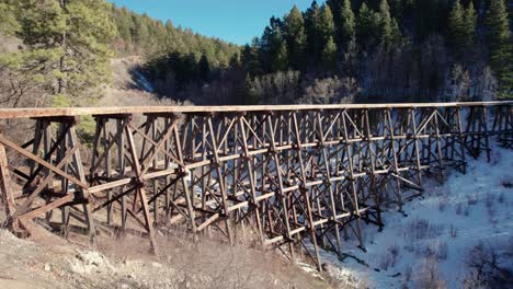 Drohnenflug-Einer-Alten-Historischen-Eisenbahnbrücke