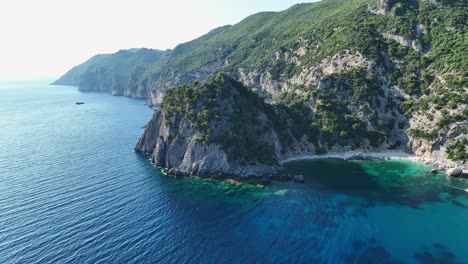 Una-Playa-Aislada-En-La-Isla-De-Corfú,-Grecia,-Con-Aguas-Cristalinas-Del-Mar-Jónico,-Vista-Aérea