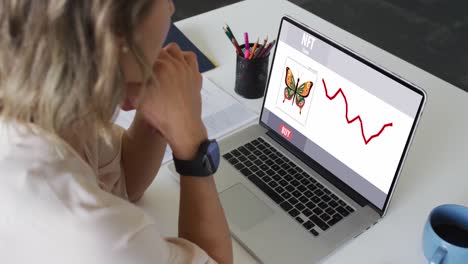 mujer de negocios caucásica usando computadora portátil para videollamada con procesamiento de datos
