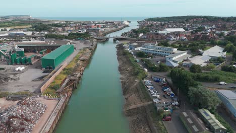 Volando-Sobre-Un-Distrito-Industrial-De-Newhaven:-Sobre-El-Río-Ouse,-Que-Está-Cerca-De-La-Isla-Denron