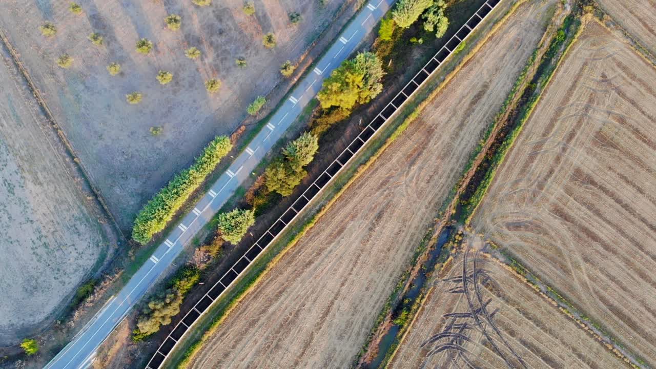 포르투갈 알렌테조 의 일부  ⁇  에 있는 도로 와 농업 벨트 위 로 내려오는 드론 상단  ⁇