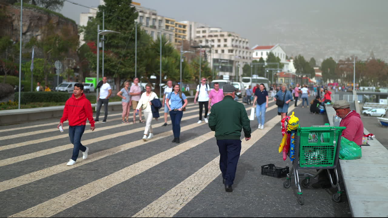 보행자 와 판매자 와 함께 있는 거리 장면