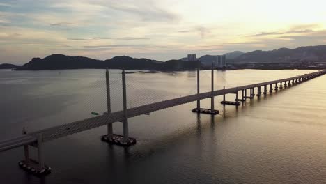 vista aérea del segundo puente de penang durante la dramática puesta de sol