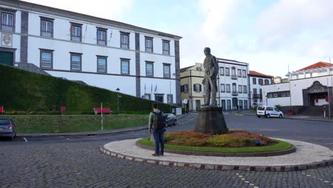 Turista-Perdido-En-El-Centro-De-La-Ciudad-De-Horta,-Azores,-Isla-De-Faial