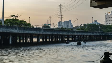 Ein-Zeitraffer-Des-Verkehrs-Am-Frühen-Morgen,-Der-Nach-Bangkok,-Thailand,-Fährt