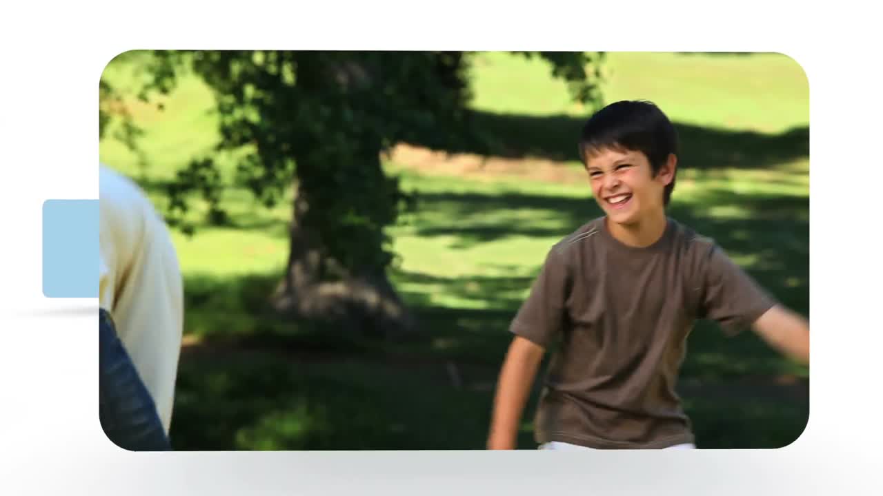 가족 들 이 함께 놀고 있는 장면